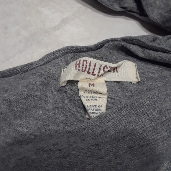 *SOLD* 3/$10 🛍️ Hollister Shirt - Picture 3 of 3